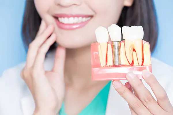 2025年最新版｜全口インプラントの相場はいくら？費用を抑える方法と選ぶ際のポイントを徹底解説