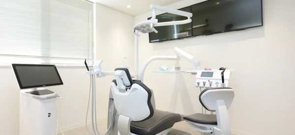 全口インプラント費用はどう決まる？｜2025年最新版の相場と後悔しない医院選びガイド