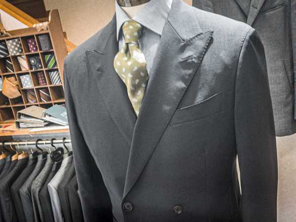 オーダーメイドスーツの魅力と選び方：自分だけの一着を手に入れる