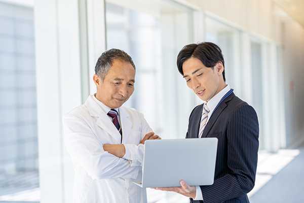 医療検査分野で築く安定キャリア｜日勤のみ・初年度年収456万円の安心した働き方とは